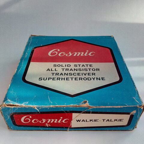 2 Talkie-walkie vintage de marque ‘COSMIC’: Made in Japan, Années 60. Fonctionnent à piles (9v) Un transistor à ressouder. Boite d’origine abîmée, intérieur frigolite état neuf, Walkie-talkie état impeccable. Catégorie : Vintage Description SOLID STATE ALL TRANSISTOR TRANSCEIVER SUPERHETERODYNE Poids 1 kg Dimensions 18.5 × 20.5 × 6 cm