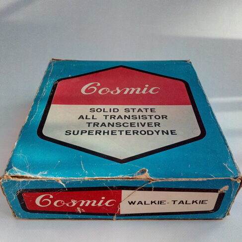 2 Talkie-walkie vintage de marque ‘COSMIC’: Made in Japan, Années 60. Fonctionnent à piles (9v) Un transistor à ressouder. Boite d’origine abîmée, intérieur frigolite état neuf, Walkie-talkie état impeccable. Catégorie : Vintage Description SOLID STATE ALL TRANSISTOR TRANSCEIVER SUPERHETERODYNE Poids 1 kg Dimensions 18.5 × 20.5 × 6 cm